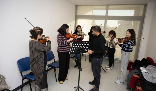 Mersin’de Ücretsiz Enstrüman Kurslarına Yoğun İlgi
