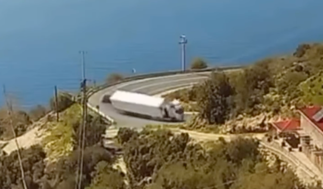 Gazipaşa'da Muz Yüklü TIR Devrildi