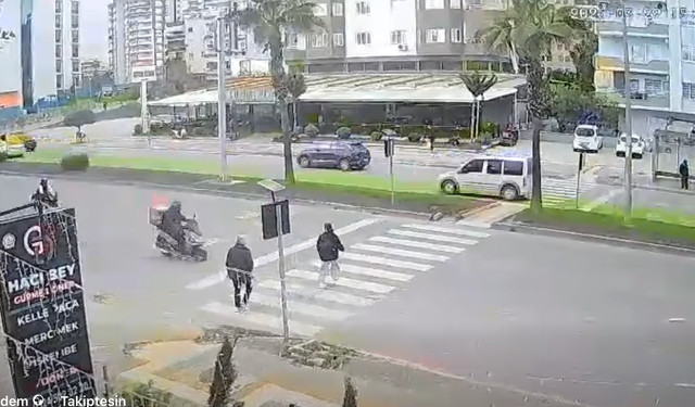 Mersin’de Yaya Geçidinde Korku! Motokurye Küçük Kıza Çarptı