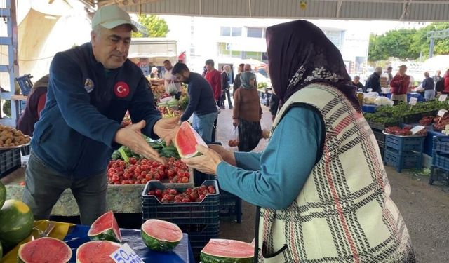 Mersin'de Karpuz Devri Değişti: Artık Kilosuyla Değil Dilimiyle Alınıyor!