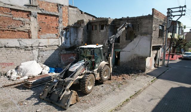 Akdeniz’de Metruk Binalar Tek Tek Yıkılıyo! Mahallelerde Güvenlik Artıyo
