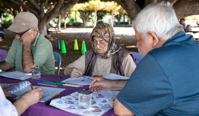 Mersin’de Alzheimer hastaları deniz kenarında keyifli bir gün geçirdi