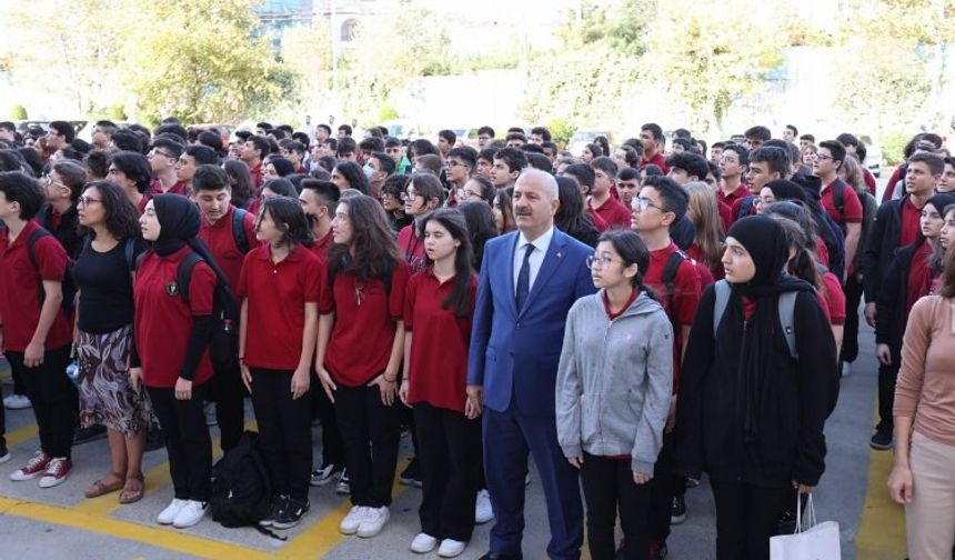 Gebze'de Başkan Büyükgöz öğrencilerle bayrak töreninde