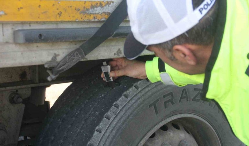Erzincan’da trafik ekiplerinden zorunlu kış lastiği denetimi
