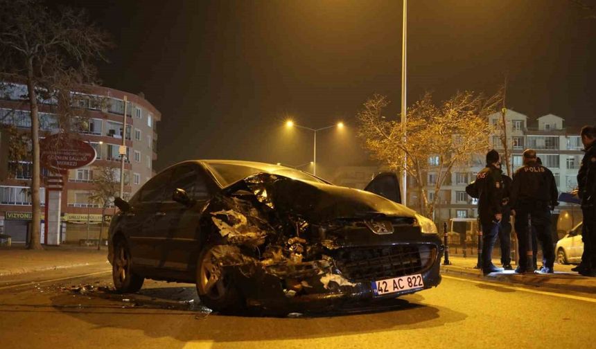 Kaza yaptı, hasar gören otomobili bırakıp kaçtı