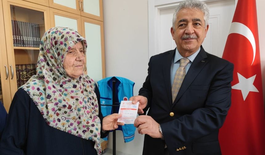 Görme engelli kardeşler Türkiye diyanet vakfına kurban bağışında bulundular