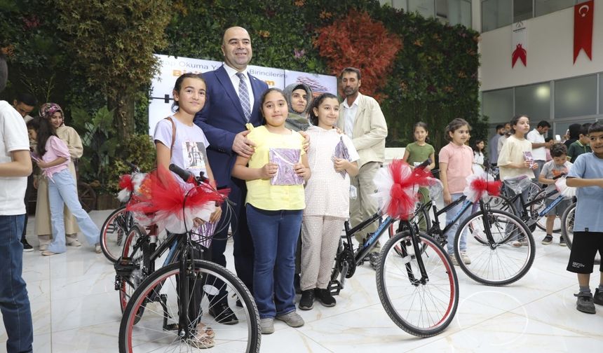 Karaköprü'de en çok kitap okuyan öğrenciler bisikletle ödüllendirildi  - Videolu Haber