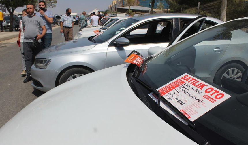 Lüks Arabalar İki Yılda Yarısını Kaybediyor: Sıfır Alanlar Üzgün, İkinci El Alıcılar Mutlu