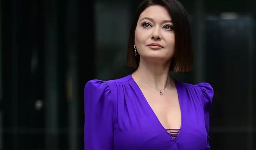 Deniz onun için mavi olmuştu! Kırmızı mayo pozları sosyal medyayı karıştırdı