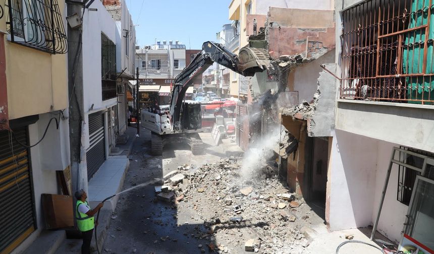 Akdeniz Belediyesi'nden Metruk Binalara Geçit Yok: Can ve Mal Güvenliği İçin Yıkımlar Sürüyor