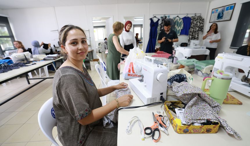MEZİTLİ’DE KADINLAR DİKİŞ VE NAKIŞ KURSU İLE EKONOMİYE KATKI SAĞLIYOR