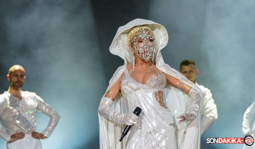 Ajda’dan Taşlı Maske, 45 Şarkı, Bitmeyen Alkış