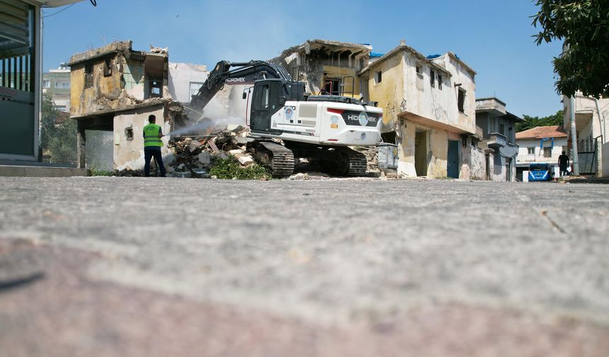 Akdeniz’de Metruk Yapılar Bir Bir Yıkılıyor: Bahçe Mahallesi Rahat Nefes Aldı