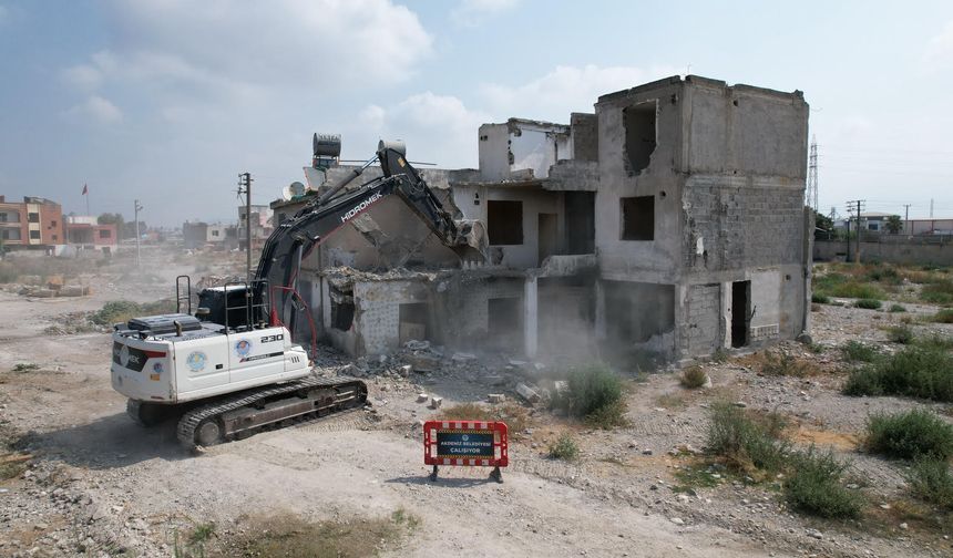 Akdeniz’de Çay Mahallesi’nde 3 Katlı Metruk Bina Yıkıldı
