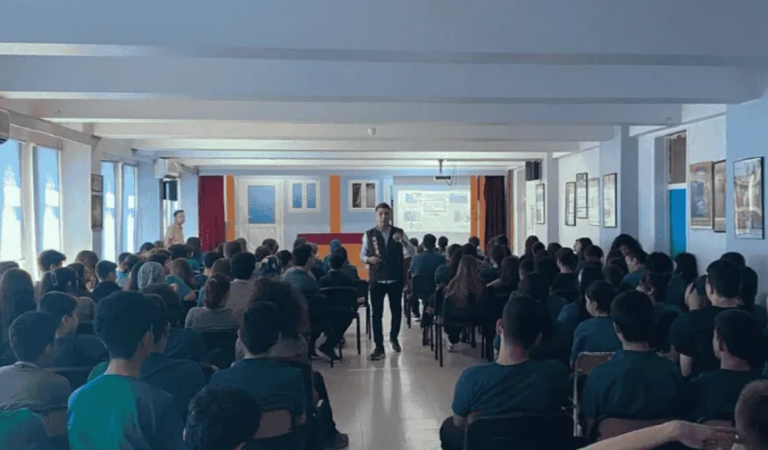 Mersin'de Liseli Gençlere Güvenli İnternet Semineri