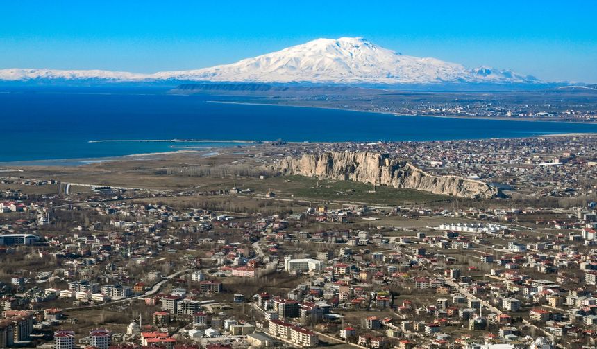 Muradiye Şelalesi Dört Mevsim Farklı Bir Yüzünü Gösteriyor