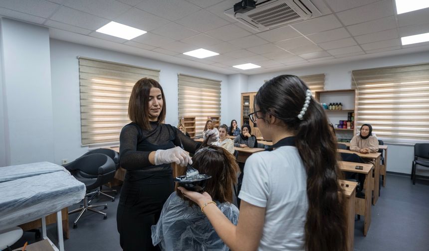 MERCEK’TE ‘SAÇ RENKLENDİRME’ KURSUNA YOĞUN İLGİ