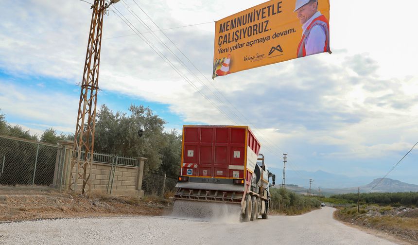 Büyükşehir Belediyesi, Mut’un En Ücra Köşelerinde Yol Çalışmalarını Sürdürüyor
