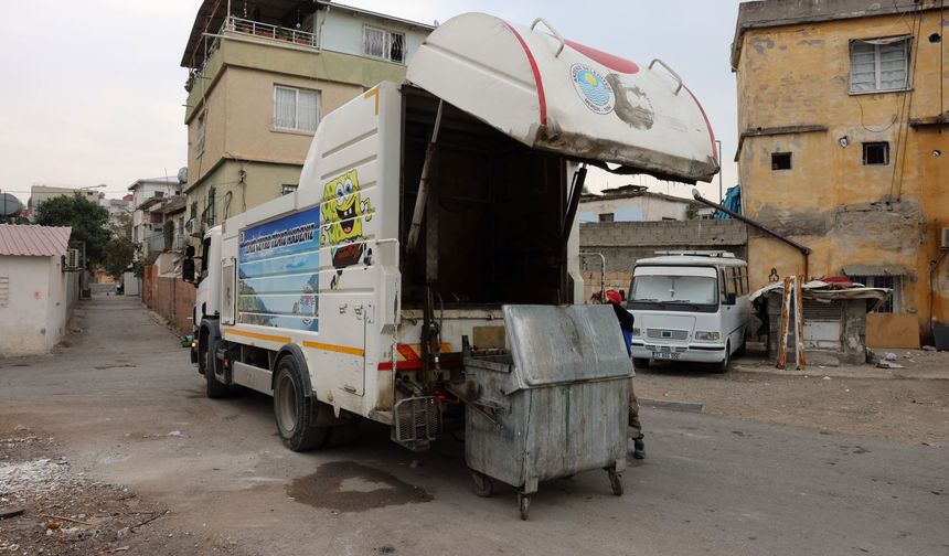 Akdeniz’de Çöp Konteynerleri Kötü Koku ve Bakterilere Karşı Yıkanıyor