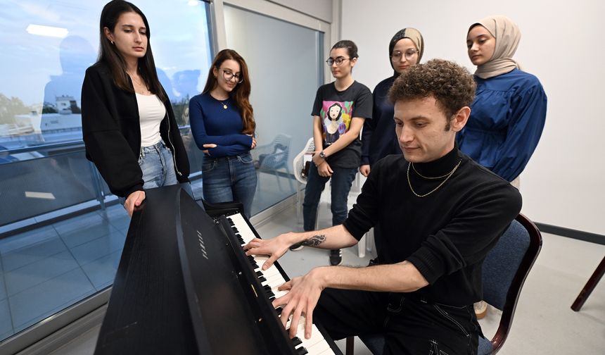 Mersin'de Ücretsiz Enstrüman Kurslarına Gençlerden Akın!