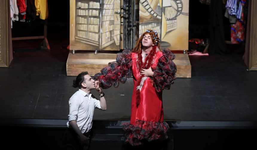 Mersin Büyükşehir Belediyesi Şehir Tiyatrosu “Eyvah Nadir” İstanbul’da da Ayakta Alkışlandı