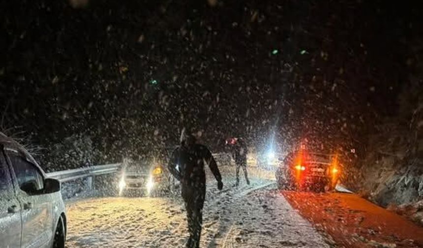 Mersin Çamlıyayla’da Kar Alarmı: Zincirsiz Araç Geçişine İzin Yok