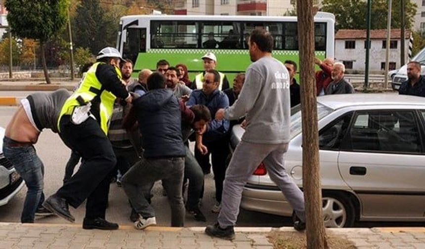 Araçtan İnen Yandı: 180 Bin TL Ceza Yetmedi, Ehliyete ve Araca da El Konulacak