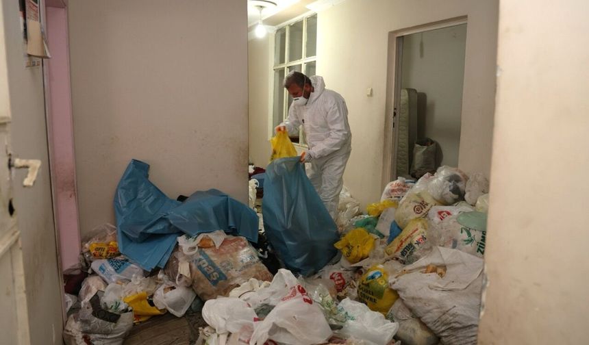 Toroslar’da çöp evden servet çıktı: 8 ton atık, 115 bin lira nakit