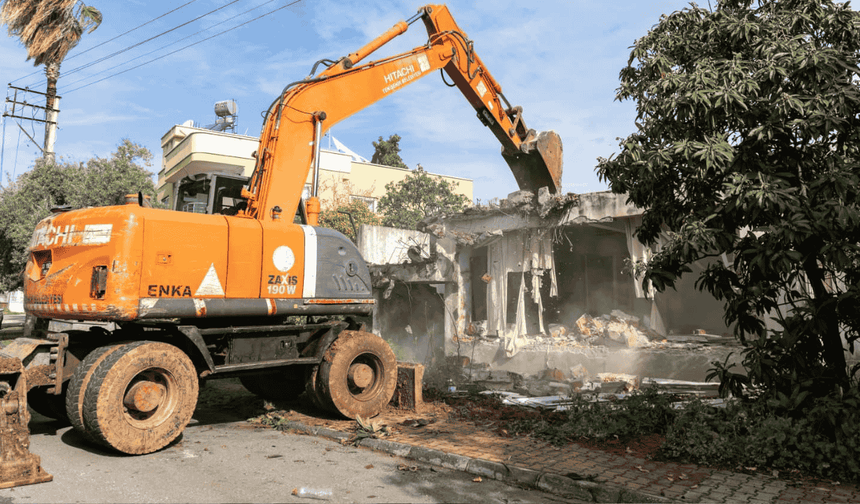 Yenişehir’de Riskli Bina Yıkıldı: Vatandaşın Talebi Karşılık Buldu