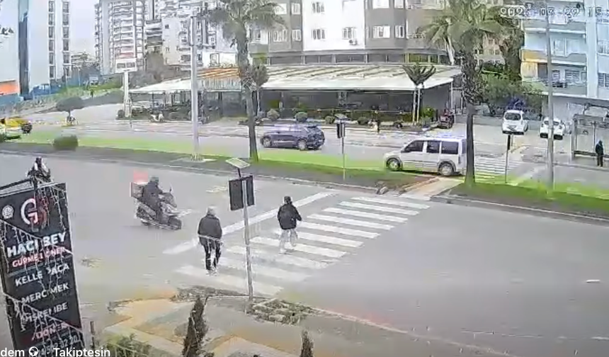 Mersin’de Yaya Geçidinde Korku! Motokurye Küçük Kıza Çarptı