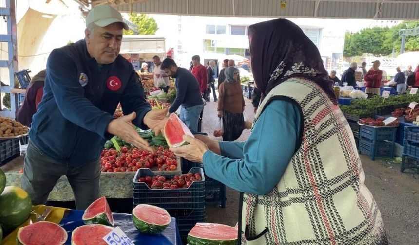 Mersin'de Karpuz Devri Değişti: Artık Kilosuyla Değil Dilimiyle Alınıyor!