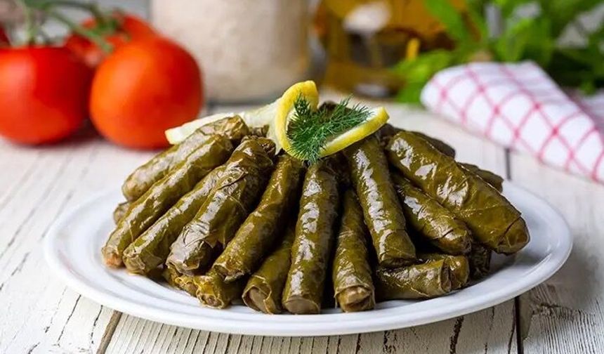 İstanbul Usulü Zeytinyağlı Sarma Tarifi: Kuş Üzümü, Fıstık ve Osmanlı Esintili O Efsane Lezzet Sofraya Geri Dönüyor