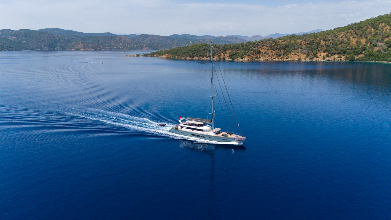 Deluxe Yachts Deluxe Yachts