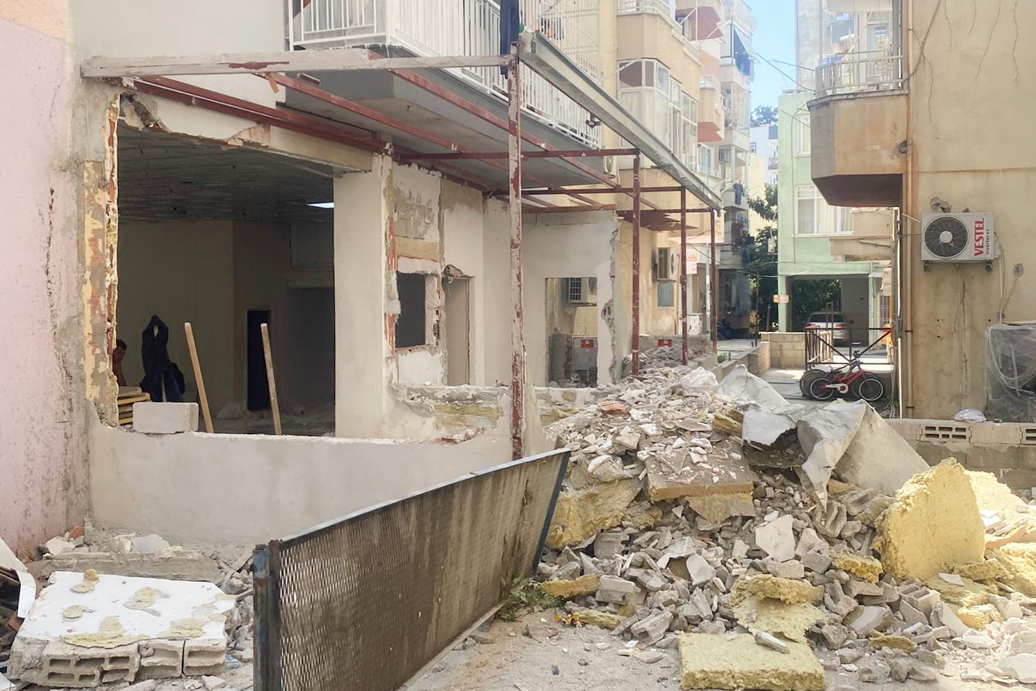 Yenişehir Belediyesinden Kaçak Yapılara Karşı Sıkı Denetim Yıkımlar Devam Ediyor (3)