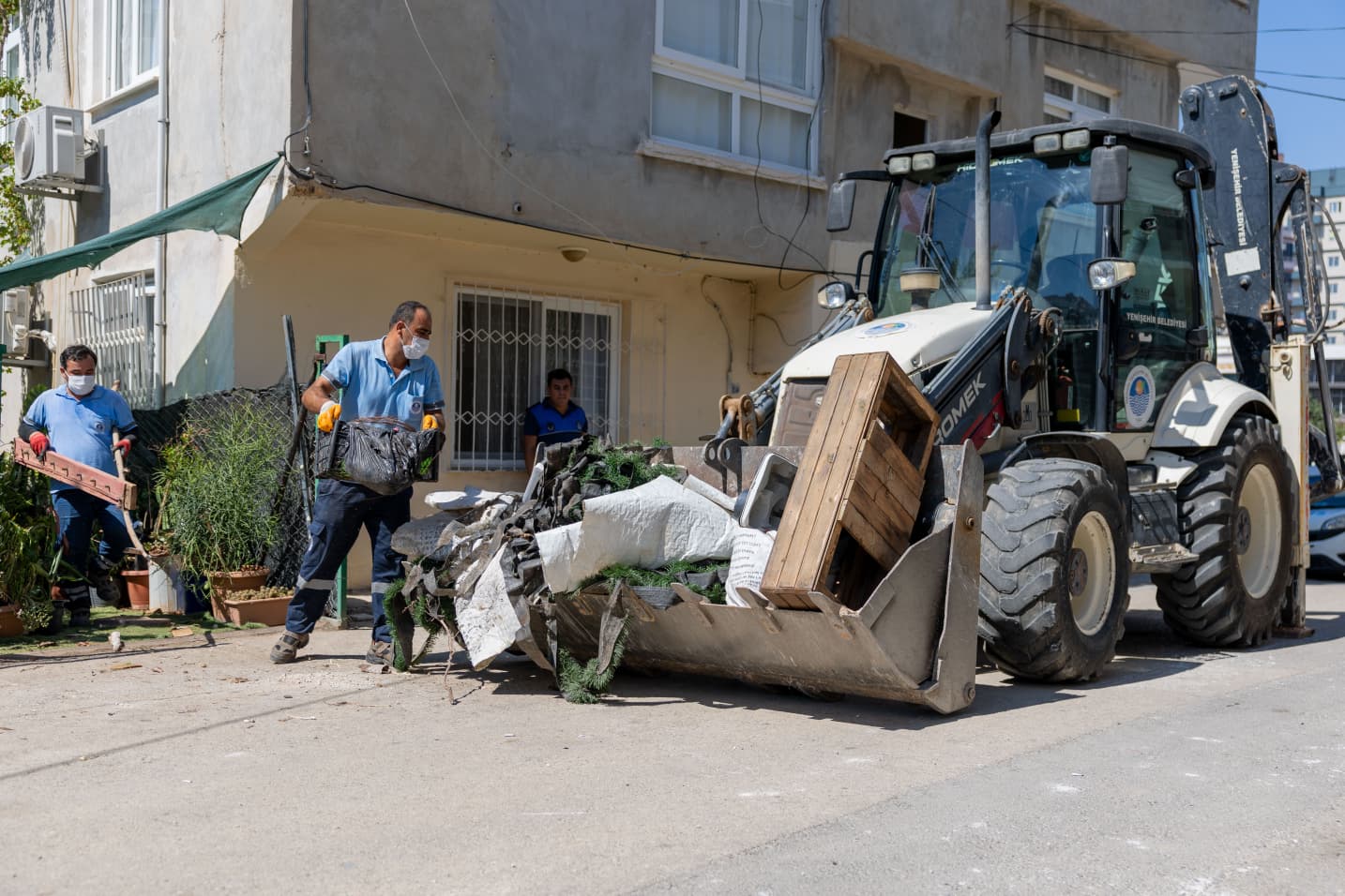 Yenişehir Belediyesi “Çöp Ev” Niteliğindeki Meskenden Bir Kamyon Çöp Çıkardı (7)