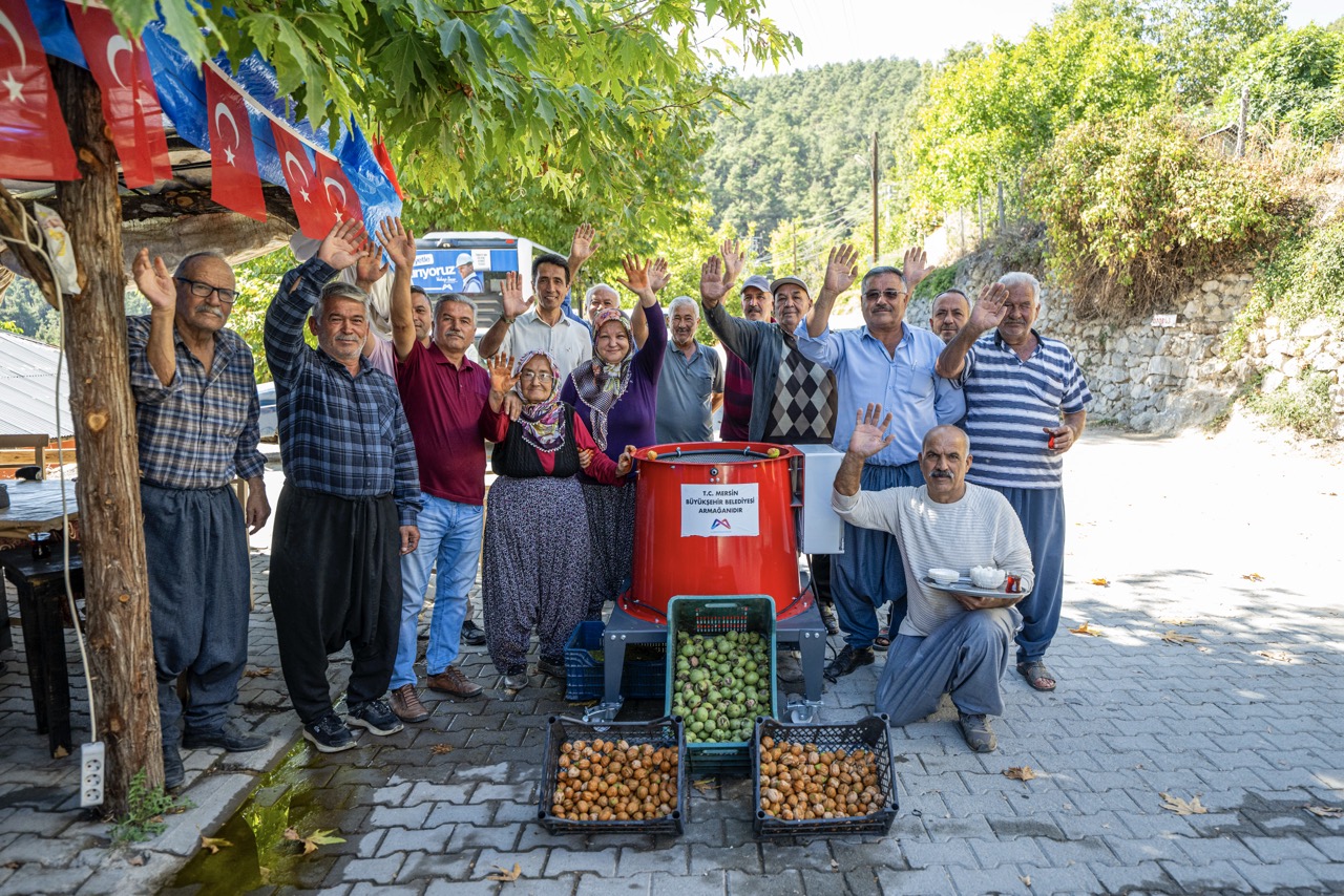 Büyük Mersi̇n Büyükşehi̇r’den Çi̇ftçi̇lere “Cevi̇z Soyma Maki̇nesi̇” Desteği̇ (1)