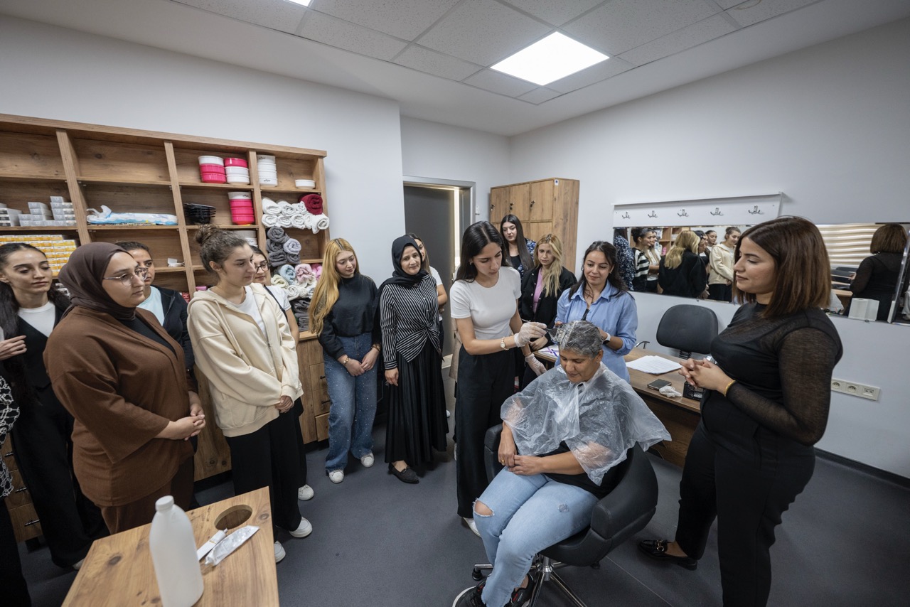 Büyük Mercek’te ‘Saç Renklendi̇rme’ Kursuna Yoğun İlgi̇… (1)