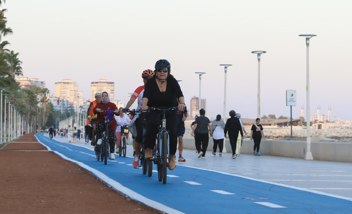 Büyükşehi̇rkadinlara Güvenli̇ Bi̇si̇klet Sürmeyi̇ Öğreti̇yor (2)