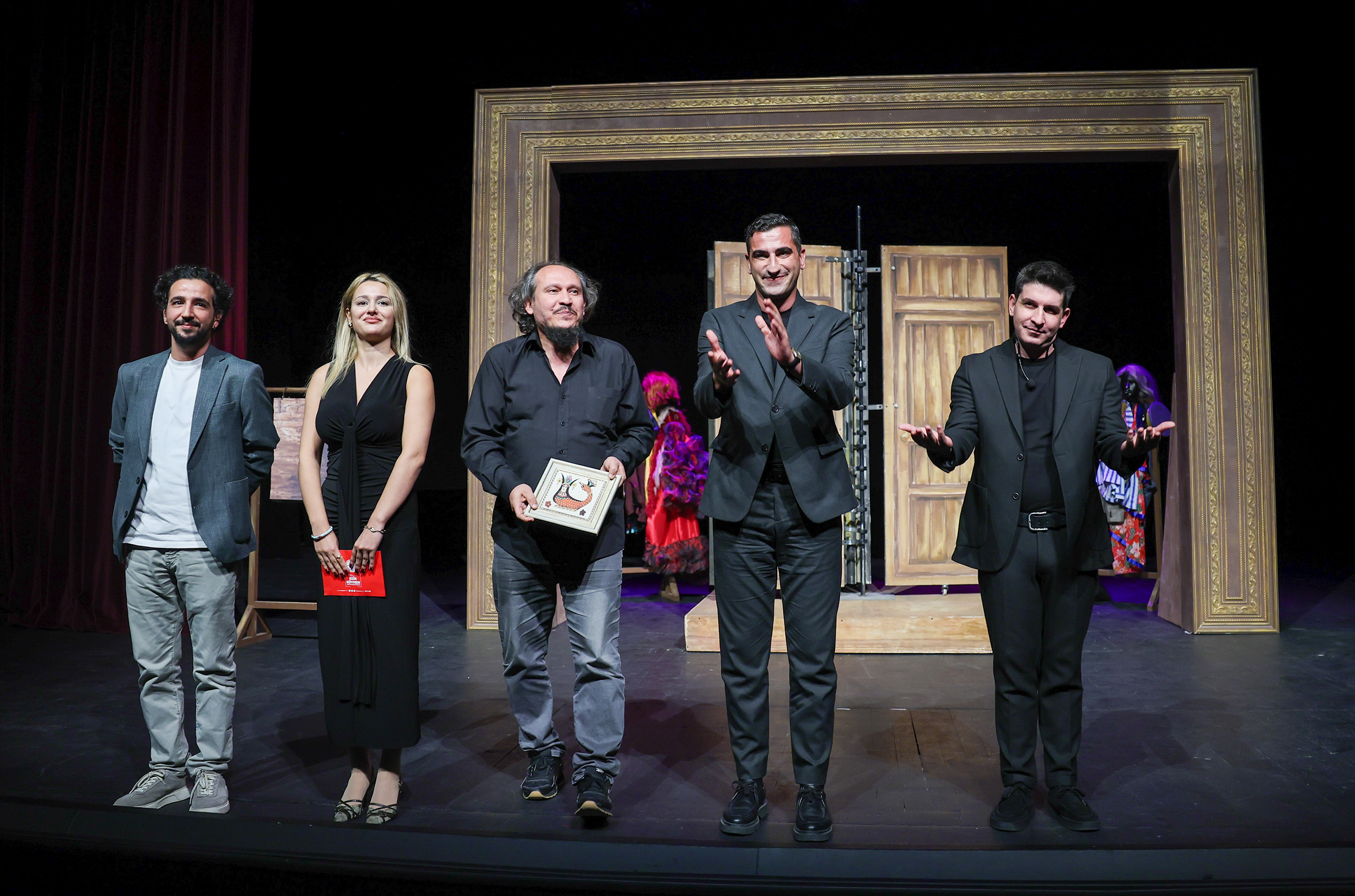 Şehi̇r Ti̇yatrosu’nun Sevi̇len Oyunu Eyvah Nadi̇r İstanbul’da Da Büyük Beğeni̇ Topladi (2)