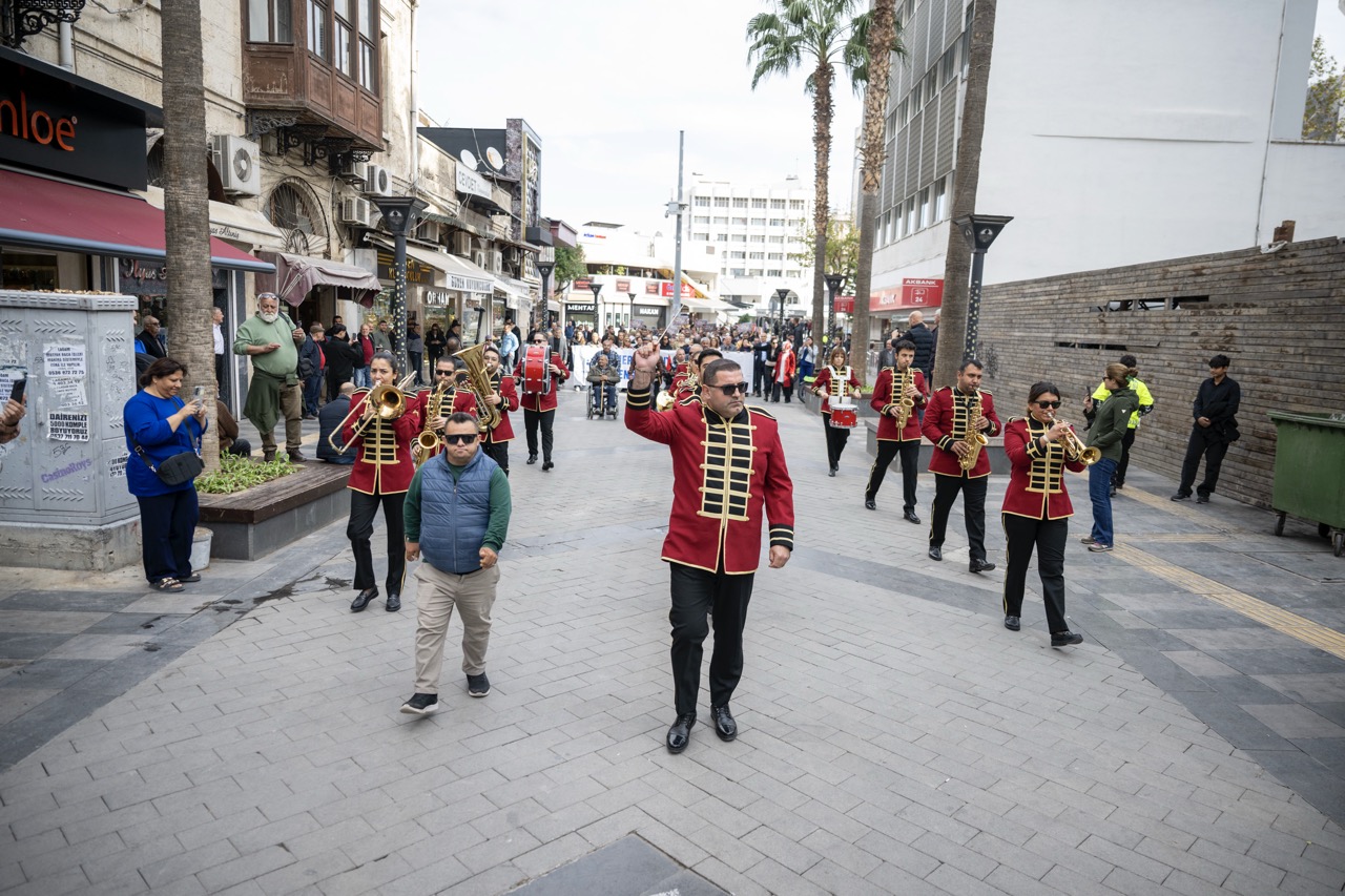 Büyük Büyükşehi̇r Koordi̇nesi̇nde ‘Dünya Engelli̇ler Günü’ Kapsaminda Yürüyüş Gerçekleşti̇ri̇ldi̇ (1)