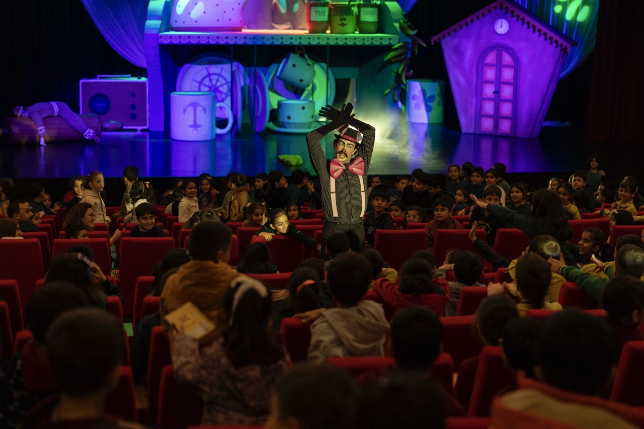 Büyük Mersi̇n Şehi̇r Ti̇yatrosu’ndan Yeni̇ Bi̇r Prömi̇yer ‘Bi̇sküvi̇ Adam’ (3)